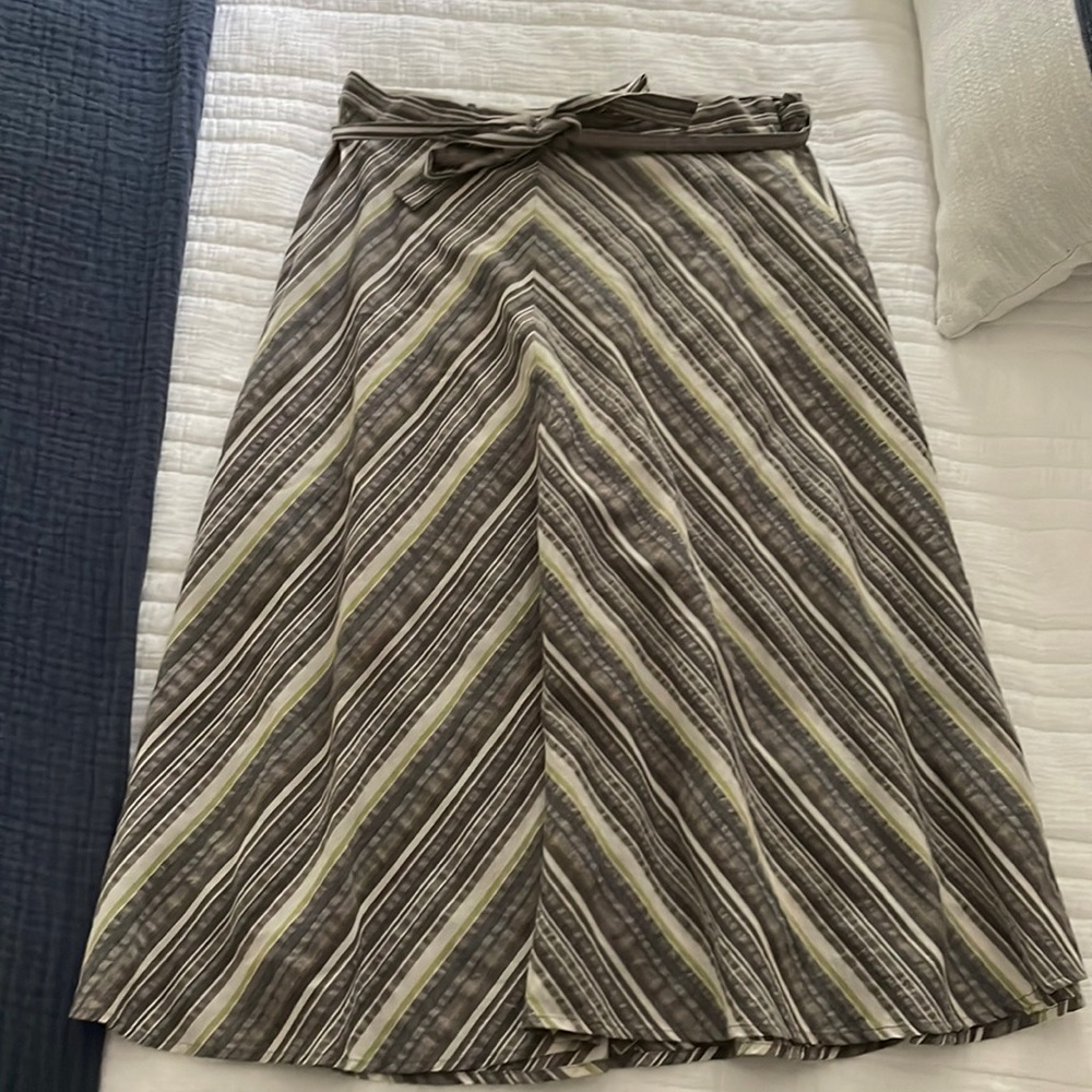 Super cute gray chevron midi skirt-size 6